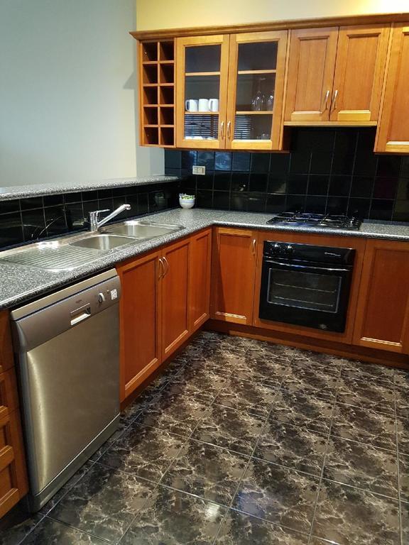 King Street Apartments Уорнъмбул Екстериор снимка